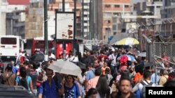 Miles de personas se aglomeraron en las paradas de autobuses o regresaron caminando a sus casas tras el apagón.