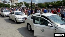 La policía se desplegó rápidamente para contener el levantamiento popular en Cuba, el pasado domingo, 11 de julio. REUTERS/Stringer