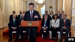 Fotografía cedida por la Presidencia de Colombia del mandatario del país, Juan Manuel Santos (c), durante una alocución en Bogotá (Colombia).
