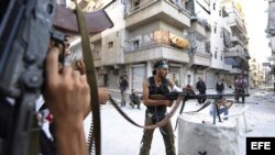 Rebeldes sirios vigilan su posición durante su lucha contra los seguidores de Bachar Al Asad en Alepo (Siria), domingo 12 de agosto de 2012. EFE/Cem Ozdel Anadolu