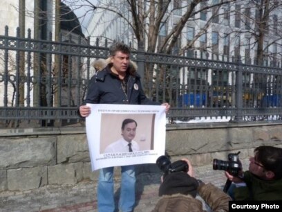 El asesinado opositor ruso Boris Nemtsov cuando protestaba por la muerte de Magnistki.