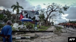 Un residente de Regla observa el barrio destruido por el tornado.