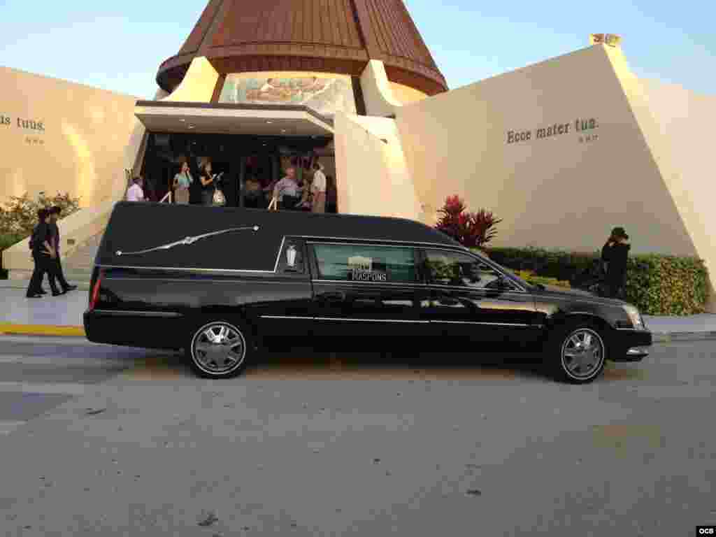 El carro fúnebre que transporta el cuerpo del Padre Román llega a la Ermita Foto/ Álvaro Alba