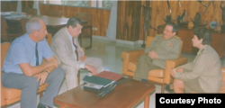 Raúl; Castro con el exgeneral Churbanov (2 izq), ex yerno de Brezhnev.