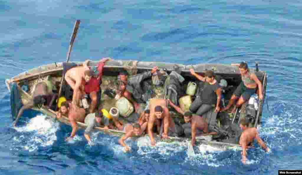Balseros cubanos en alta mar