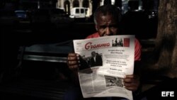 Un hombre lee el diario oficial "Granma" con información sobre el presidente de EEUU, Barack Obama, en una calle de La Habana.