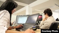 Varias personas navegan por Internet desde sus computadoras. Foto: Flickr, MIT Colombia.