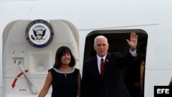 El vicepresidente Mike Pence y su esposa Karen Pence desembarcan del Air Force 2. (Foto