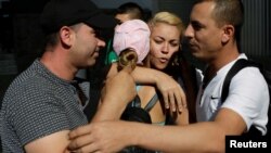 Cubanos abrazan a coterráneo en Ciudad Juárez, México, minutos antes de su entrevista de asilo para entrar a EEUU.
