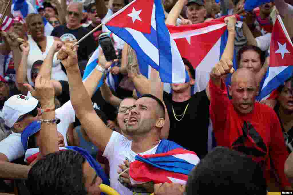 Un hombre grita durante un mitin de solidaridad con los manifestantes en Cuba, en el barrio de La Pequeña Habana en Miami, Florida, Estados Unidos el 14 de julio de 2021. Foto: REUTERS / Marco Bello.