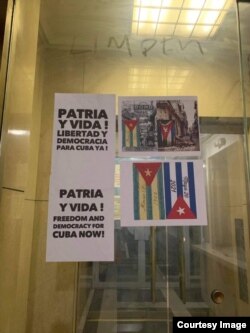 Carteles por la libertad de Cuba en la Misión de Cuba en la ONU en Nueva York.