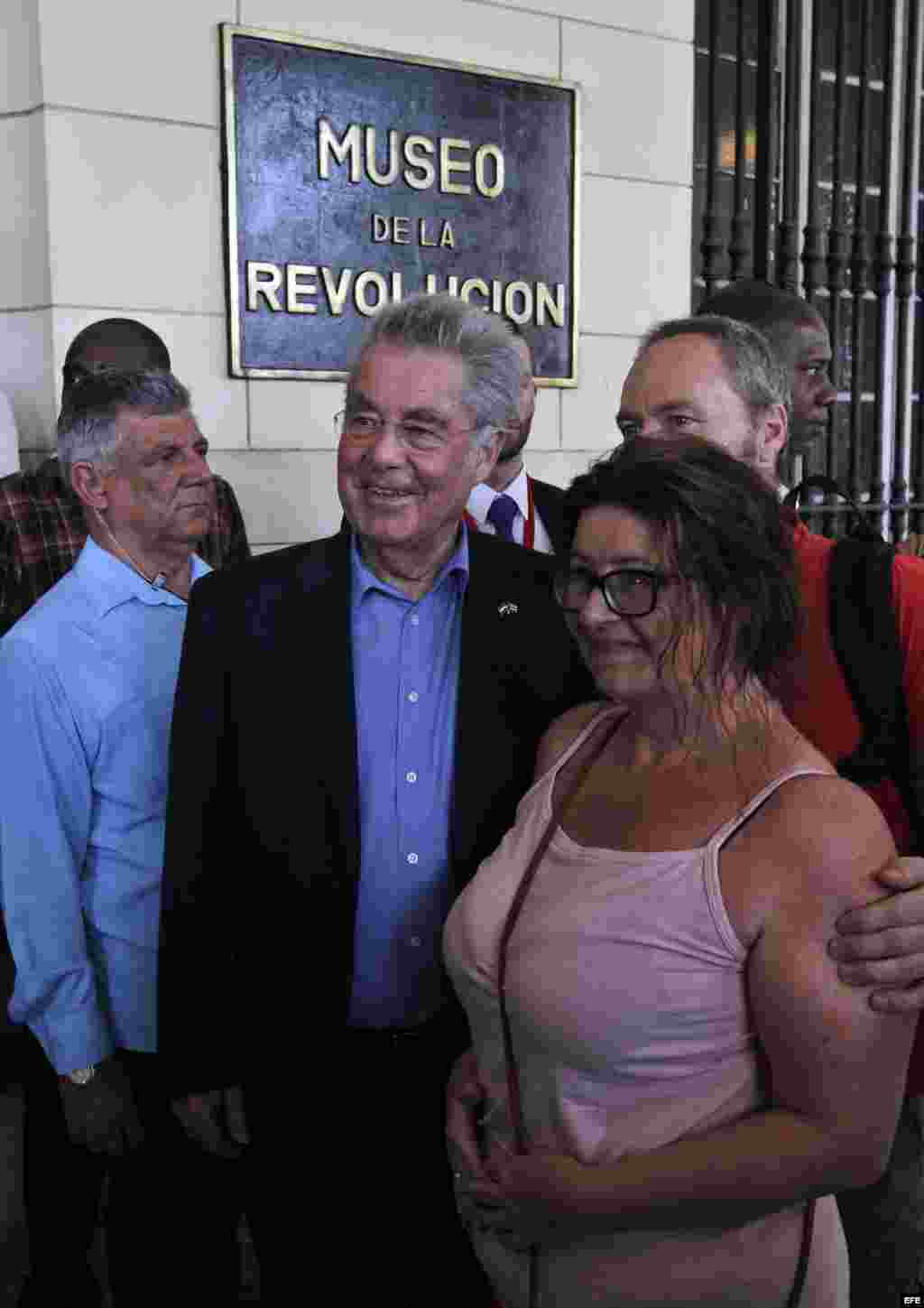 El presidente de Austria, Heinz Fischer (i), conversa con turistas austriacos de visita en la Isla.