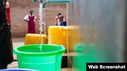 Organizaciones benéficas estadounidenses trabajan para llevar agua potable a pueblos de todo el mundo, como se ve aquí en Balawyre (Malaui). (© Water for People)