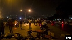 Un grupo de estudiantes opositores al Gobierno venezolano bloquean la autipsta Fransisco Fajardo durante una manifestación estudiantil en Chacao, Caracas.