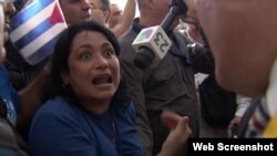 Sucelys Morfa González da declaraciones a Mario Vallejo, de Univision 23.