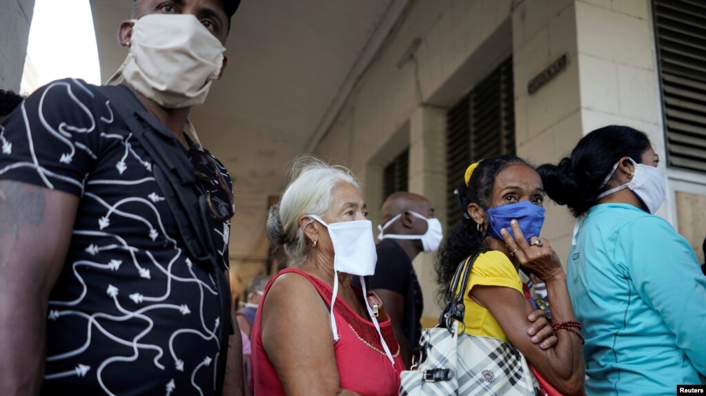 Residentes de La Habana se aglomeran en un mercado para adquirir alimentos, a pesar de los riesgos de contagio por el coronavirus.
