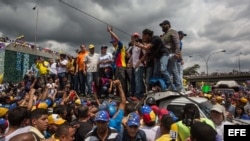 El líder de la oposición venezolana, Henrique Capriles, habla a los manifestantes.
