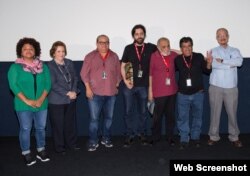 Al centro, el realizador cubano Miguel Coyula, durante la premiación del mejor documental por su filme "Nadie".