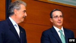 Foto archivo de 2005. (i-e) Andrés Pastrana y Álvaro Uribe.