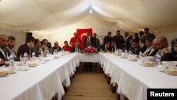 El emisario internacional Kofi Annan reunido con refugiados en Yayladagi.