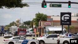 Agentes de policía y rescatistas monitorean la escena del tiroteo masivo en el club gay Pulse, en Orlando, Florida.