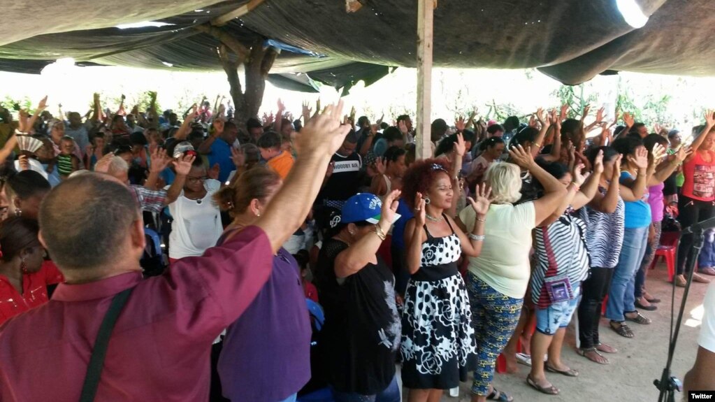 Miembros de la La iglesia del Mover Apostólico de Santiago de Cuba reunidos en oración. (Archivo)