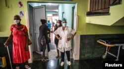Pacientes a la espera de ser atendidos en un centro de salud de La Habana. (Ramon Espinosa / Pool via REUTERS)