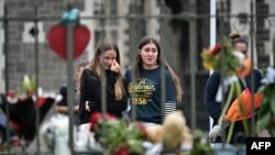 Residentes en Nueva Zelanda colocan flores a las víctimas de los ataques a las mezquitas en Christchurch el 16 de marzo de 2019.