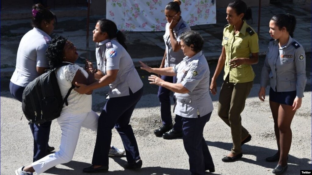 Policía política arresta a Berta Soler frente a la sede de las Damas de Blanco, en Lawton, La Habana. (Foto: Angel Moya)