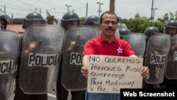 "No queremos tanques rusos. Queremos pan, medicinas y paz", reza el cartel de un manifestante en Nicaragua.