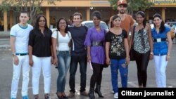 Los becados posan antes de iniciar su viaje a Estados Unidos. Tomado de la cuenta de Twitter de Iván Hernández Carrillo.