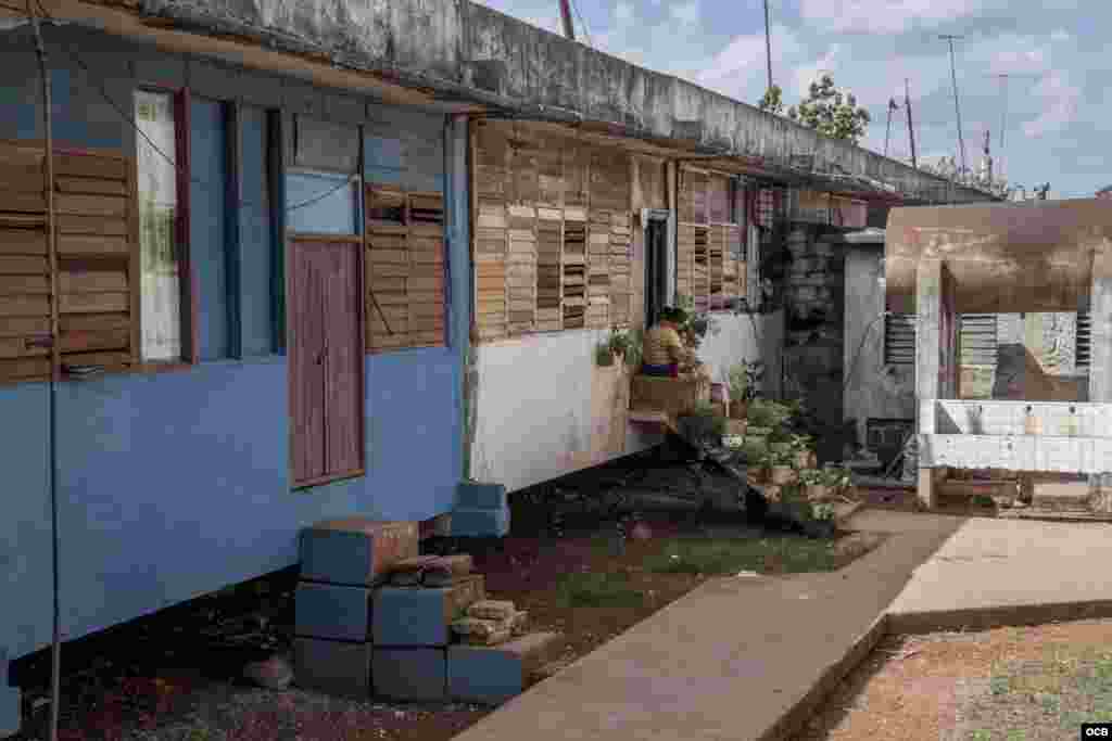 Las casas son aulas viejas con ventanales rotos , modificadas con recursos de los "dueños". (Foto: Dan Gabriel)