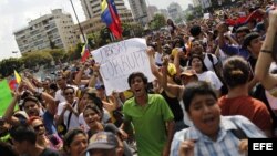 Jóvenes desfilando y denunciando fraude en las elecciones presidenciales de Venezuela.