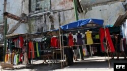 Vista general de un negocio privado de venta de ropa importada en La Habana.