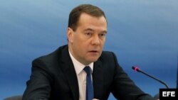 El primer ministro ruso, Dmitri Medvedev, ofrece una rueda de prensa.