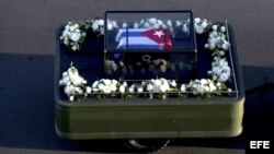 Un vehículo transporta una pequeña urna con las cenizas del exgobernante cubano Fidel Castro. (Archivo). 