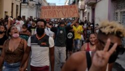 La gente grita consignas contra el gobierno durante una protesta en La Habana, Cuba, el 11 de julio de 2021. REUTERS / Alexandre Meneghini