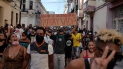 La gente grita consignas contra el gobierno durante una protesta en La Habana, Cuba, el 11 de julio de 2021. REUTERS / Alexandre Meneghini