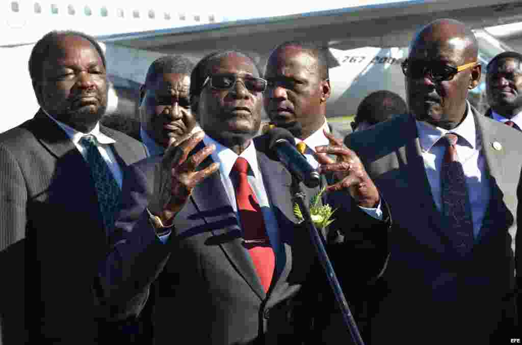 El presidente de Zimbabwe Robert Mugabe ofrece declaraciones a su llegada hoy, martes 29 de noviembre de 2016, al Aeropuerto Internacional José Martí, en La Habana (Cuba). 