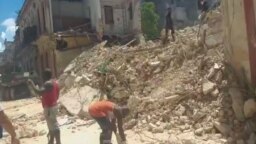 Los escombros cubren la calle Habana en esta imagen tomada de uno de los videos que circulan en redes sociales.