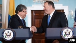 El Secretario de Estado de Estados Unidos Mike Pompeo y el canciller colombiano Carlos Holmes Trujillo se saludan al iniciar en Washington el Octavo Diálogo de Alto Nivel entre los dos gobiernos (Foto: Saul Loeb/AFP).