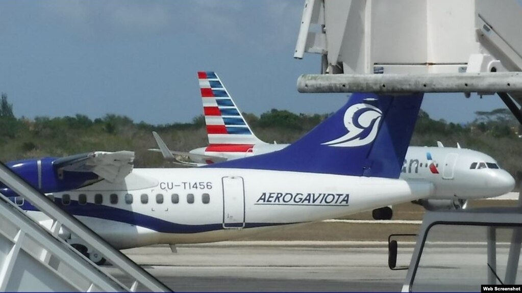 Un avión de Aerogaviota en el Aeropuerto de Holguín. (Archivo)