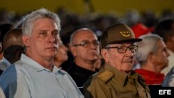 El exgobernante Raúl Castro junto al presidente del Consejo de Estado y Ministros, Miguel Diaz-Canel. 
