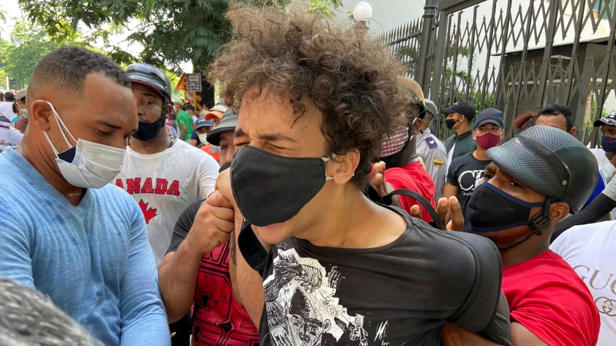 Detienen esposados a dos menores de edad que no participaban de las manifestaciones del 11-7 - Vimarsana News