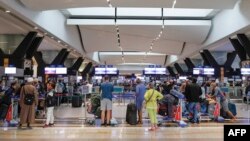 Decenas de vuelos suspendidos a causa del Ómicron en el Aeropuerto Internacional de Johannesburgo, Sudáfrica. (Phill Magakoe / AFP)
