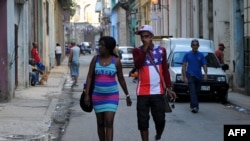 Un hombre viste una camiseta con la bandera de EEUU en una calle de La Habana. (AFP / Yamil LAGE)