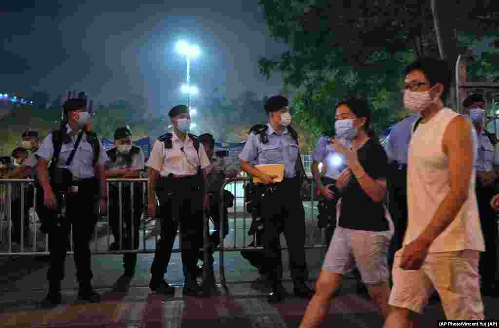 Agentes de polic&#237;a vigilan los alrededores del Victoria Park, en Hong Kong, durante una vigilia para conmemorar el 32 aniversario de la represi&#243;n militar contra el movimiento estudiantil en la plaza Tiananmen de Beijing.