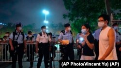 Agentes de policía vigilan los alrededores del Victoria Park, en Hong Kong.