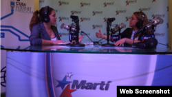 Joanna Columbié (der.) habla con la periodista de Martí Noticias Lizandra Díaz Blanco.