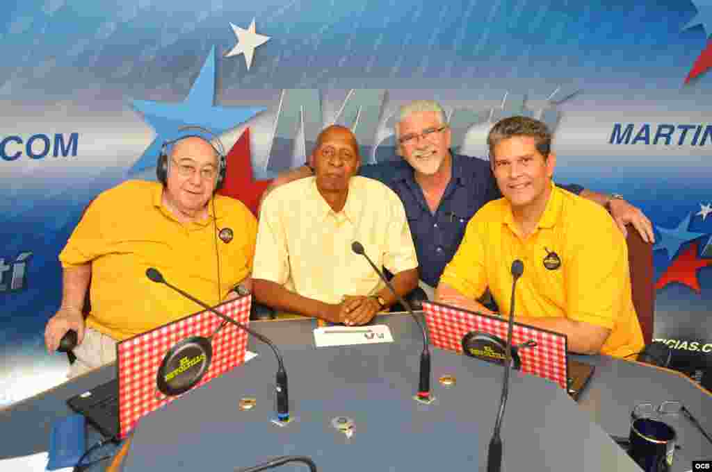 Guillermo Fariñas con el equipo de El Revoltillo.